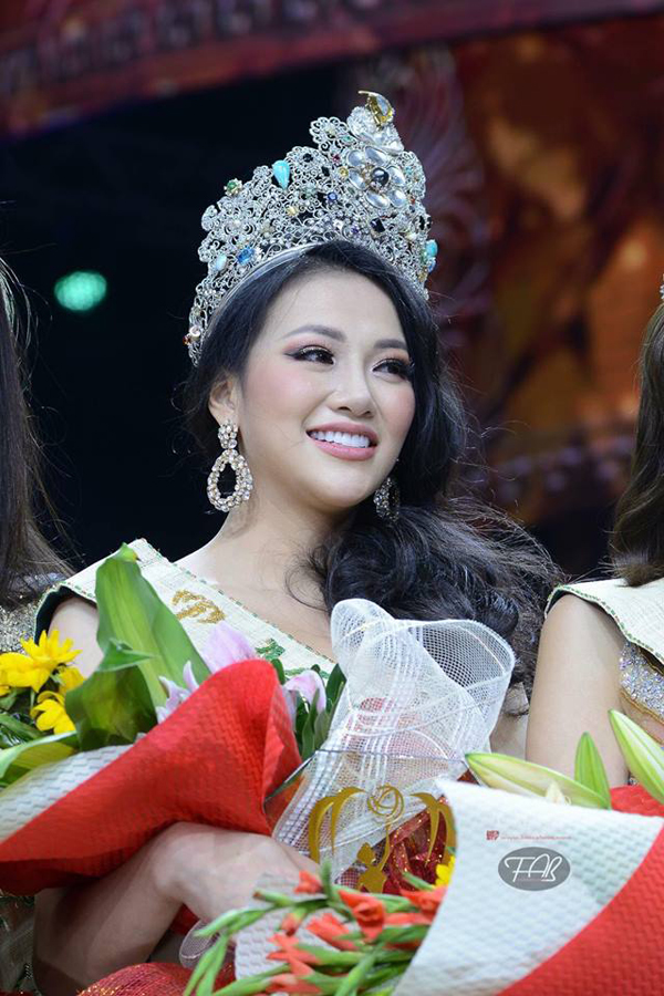Nhan sắc của tân hoa hậu người Việt được khán giả quốc tế khen ngợi. 