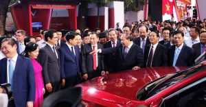 Thủ tướng Nguyễn Xuân Phúc dự lễ ra mắt xe VinFast.