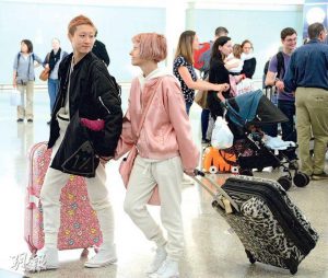 Ngô Trác Lâm và bạn gái đồng tính về nước nhờ bạn bè giúp đỡ vì nợ nần,