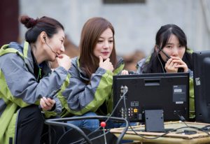 Triệu Vy đang đạo diễn một phim công ích.