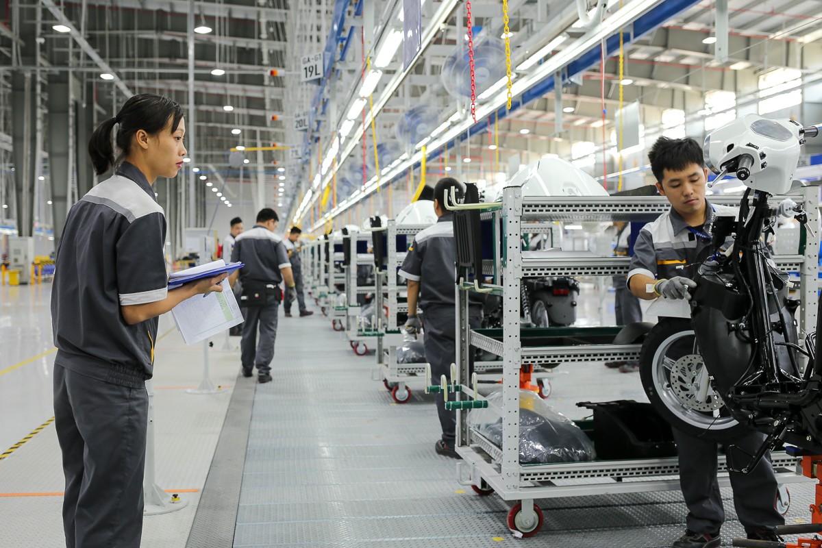 Công nhân lắp các chi tiết lên khung xe.  Hiện có khoản 200 nhân công làm việc trên dây chuyền xe máy điện. Nhà máy được xây dựng trên diện tích 6,4 ha, giai đoạn đầu công suất nhà máy ở mức 250.000 xe/năm.