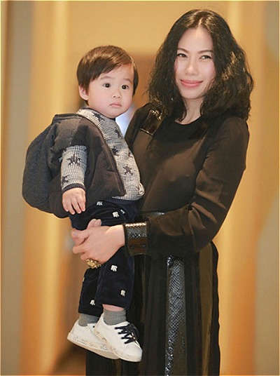 Tùng Dương trước đây kín tiếng về cuộc sống gia đình. Anh lần đầu khoe vợ và con trai năm 2017.