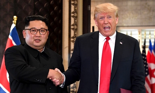 Tổng thống Mỹ Trump (phải) và lãnh đạo Triều Tiên Kim Jong-un tại Singapore hồi tháng 6. Ảnh: AFP.