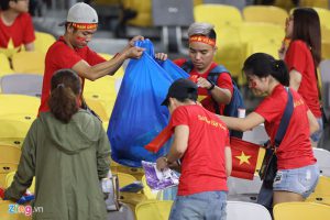 Các CĐV tích cực thu gom rác ở chỗ ngồi và xung quanh khán đài của mình (ảnh: Zing.vn).