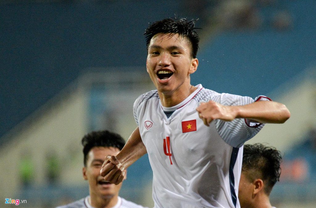 Không nhiều cầu thủ ở châu Á là trụ cột của tuyển quốc gia khi chỉ 19 tuổi như Văn Hậu. Ảnh: Minh Chiến.