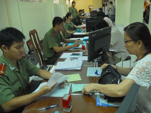 Người dân đang làm thủ tục cấp hộ chiếu tại Phòng Quản lý xuất nhập cảnh Công an TP.HCM. Ảnh: HTD