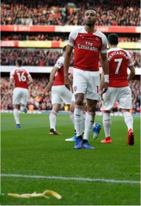 Tang vật nằm trên sân khi Aubameyang tức giận nhìn về phía cổ động viên khách. Ảnh: AFP.