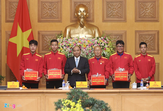 Đây là lần thứ 3 trong năm, Thủ tướng tổ chức gặp mặt biểu dương, khen thưởng cho đội tuyển Việt Nam. Trước đó, thành tích của thầy trò HLV Park Hang-seo tại vòng chung kết U23 chấu Á và ASIAD 18 đã truyền cảm hứng tới đông đảo người hâm mộ nước nhà.
