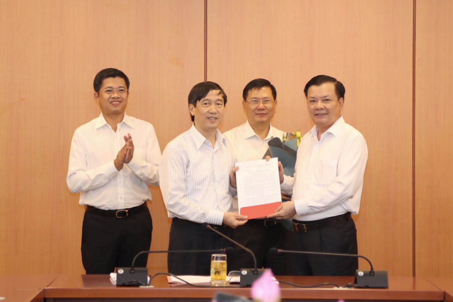 Bộ trưởng Đinh Tiến Dũng trao quyết định cho đồng chí Nguyễn Đại Trí. (Ảnh: Mof)