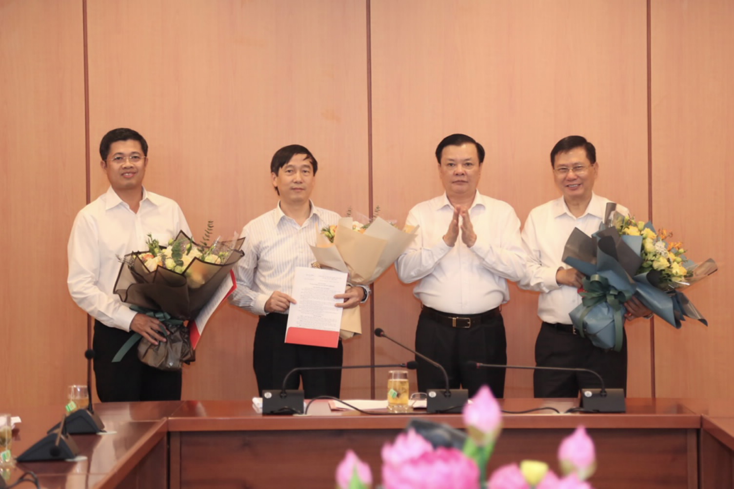 Bộ trưởng Đinh Tiến Dũng trao quyết định cho đồng chí Đặng Đức Mai, đồng chí Nguyễn Đại Trí và đồng chí Phạm Đức Thắng. (Ảnh: Mof)