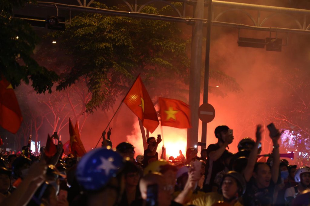 Một số cổ động viên quá khích đã đốt pháo sáng ở đường Hàm Nghi (quận 1, TP.HCM) vào đêm 2/12.