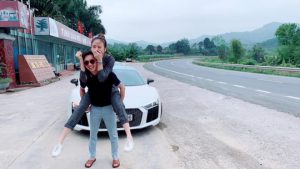 Cách đây ít giờ, trang cá nhân của người mẫu Đàm Thu Trang và doanh nhân Quốc Cường (Cường Đô la) bất ngờ xuất hiện những hình ảnh đời thường do bạn bè của cặp đôi chia sẻ và tag (gắn tên). Theo đó, bức ảnh Cường Đô la đứng giữa hai người bạn, trên tay đều là những món rau thịt nấu ăn. Cùng với khoảnh khắc hài hước, người đăng ảnh còn cho hay: "Tráp lễ nhà trai, đĩa lòng chứng tỏ lòng thành, còn rau thì mâm cao cỗ đầy thế này cơ mà. Đã bảo là đi ăn hỏi mà không tin". Ngay sau khi xuất hiện trên mạng xã hội, status của người bạn thân với Cường Đô la khiến không ít khán giả bất ngờ và để lại nhiều bình luận hài hước.