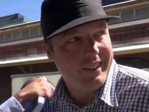 Dan Saunders đã trải nghiệm cuộc sống trong mơ sau khi “rút lõi” ATM đúng nghĩa đen