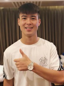 Duy Mạnh sở hữu phong cách thời trang tối giản nên những chiếc áo phông luôn là lựa chọn hàng đầu của anh. Mẫu áo của thương hiệu Newyork Yanker có giá dưới 1 triệu đồng