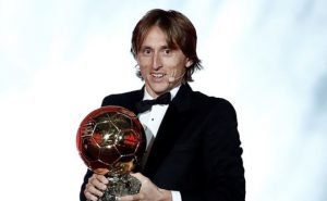 Modric trải qua một năm đáng nhớ với 2 danh hiệu cá nhân cao quý do FIFA và France Football trao tặng.
