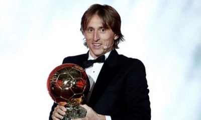 Modric trải qua một năm đáng nhớ với 2 danh hiệu cá nhân cao quý do FIFA và France Football trao tặng.