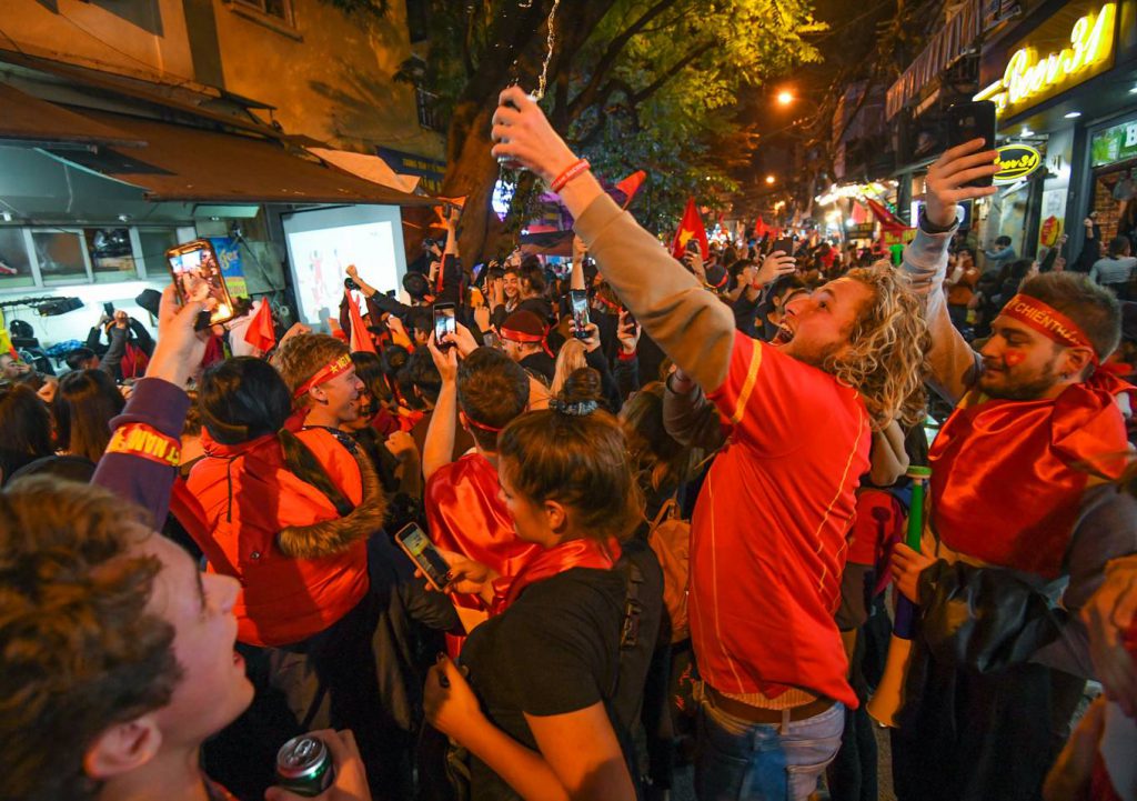 Không để người hâm mộ phải chờ lâu, pha ghi bàn ngay phút thứ 6 của Anh Đức khiến khu phố trở nên sôi động.