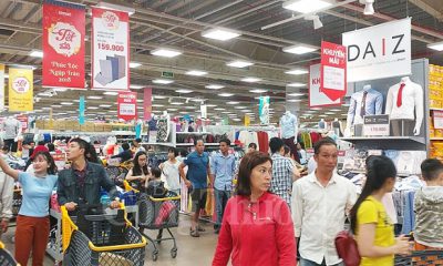 Lĩnh vực bán lẻ của TP. Hồ Chí Minh đang thu hút nhiều nhà đầu tư ngoại. (Khách hàng mua sắm tại Emart Gò Vấp)