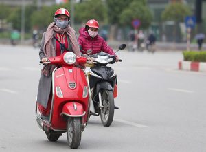 Tuần qua, người dân Hà Nội ra đường phải mặc áo ấm, bởi nhiệt độ buổi sáng chỉ 16-20. Ảnh: Ngọc Thành