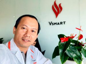 Ông Mai Triều Nguyên khoe hình chụp tại văn phòng nhà máy Vsmart - Ảnh: Mai Triều Nguyên