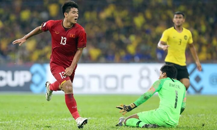 Đức Chinh bỏ lỡ cơ hội đối mặt với thủ môn Malaysia khi tỷ số đang là 2-0 nghiêng về Việt Nam. Ảnh: Đức Đồng.