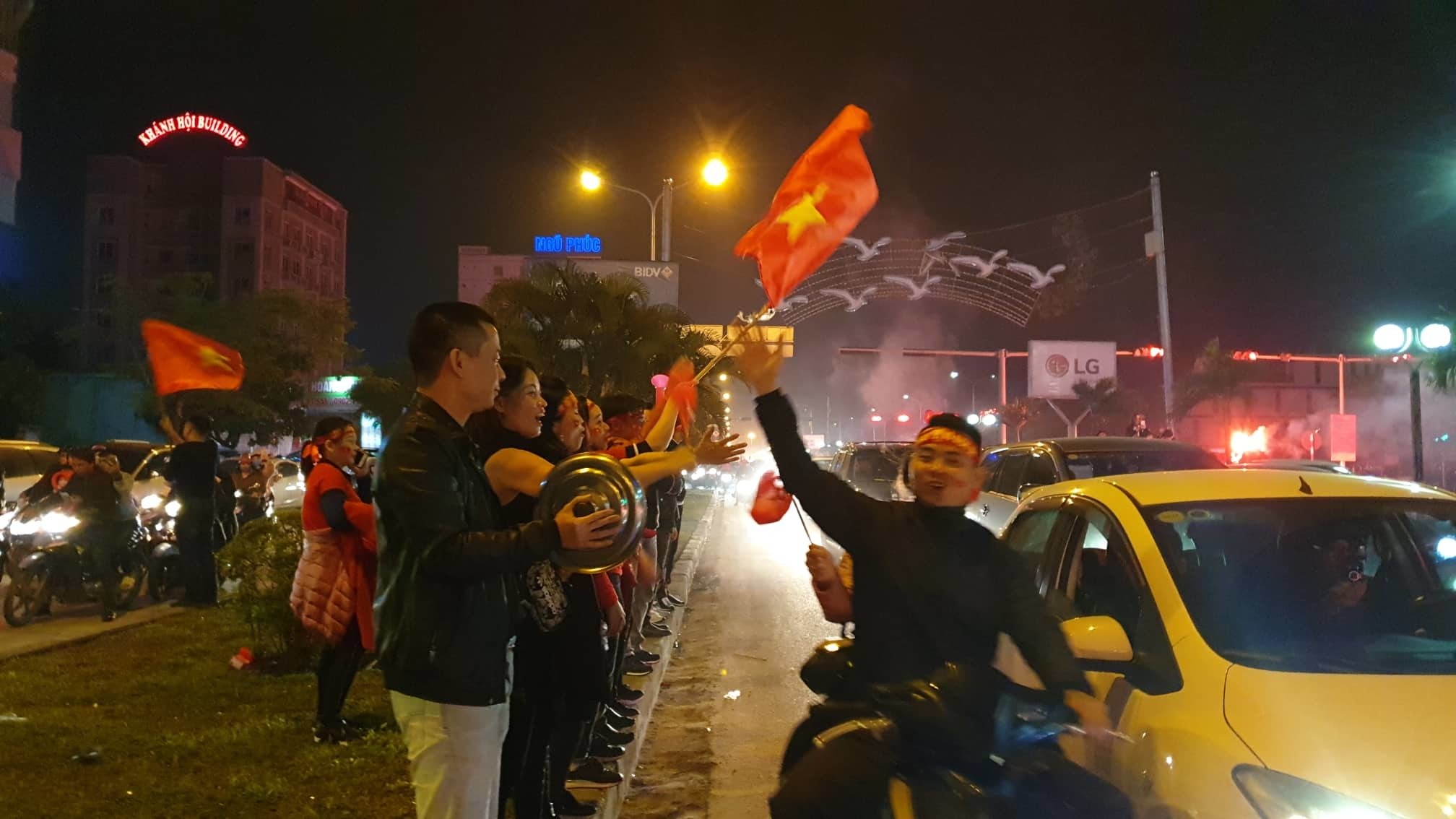 người Việt Nam lại tràn ra đường ăn mừng