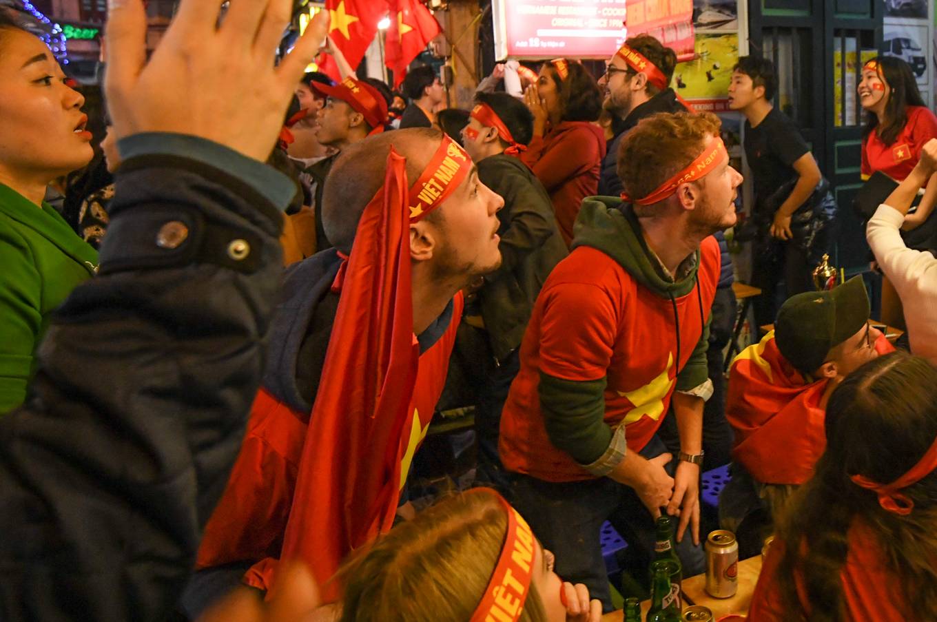 Chứng kiến những pha lên bóng của đội tuyển Việt Nam, nhiều người phải đứng dậy theo dõi vì quá hồi hộp chờ đợi bàn thắng.