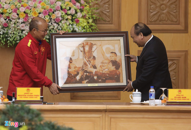 Thủ tướng Nguyễn Xuân Phúc trao tặng món quà lưu niệm cho HLV Park Hang-seo sau khi nhận được quả bóng kỷ niệm từ các thành viên của đội tuyển Việt Nam