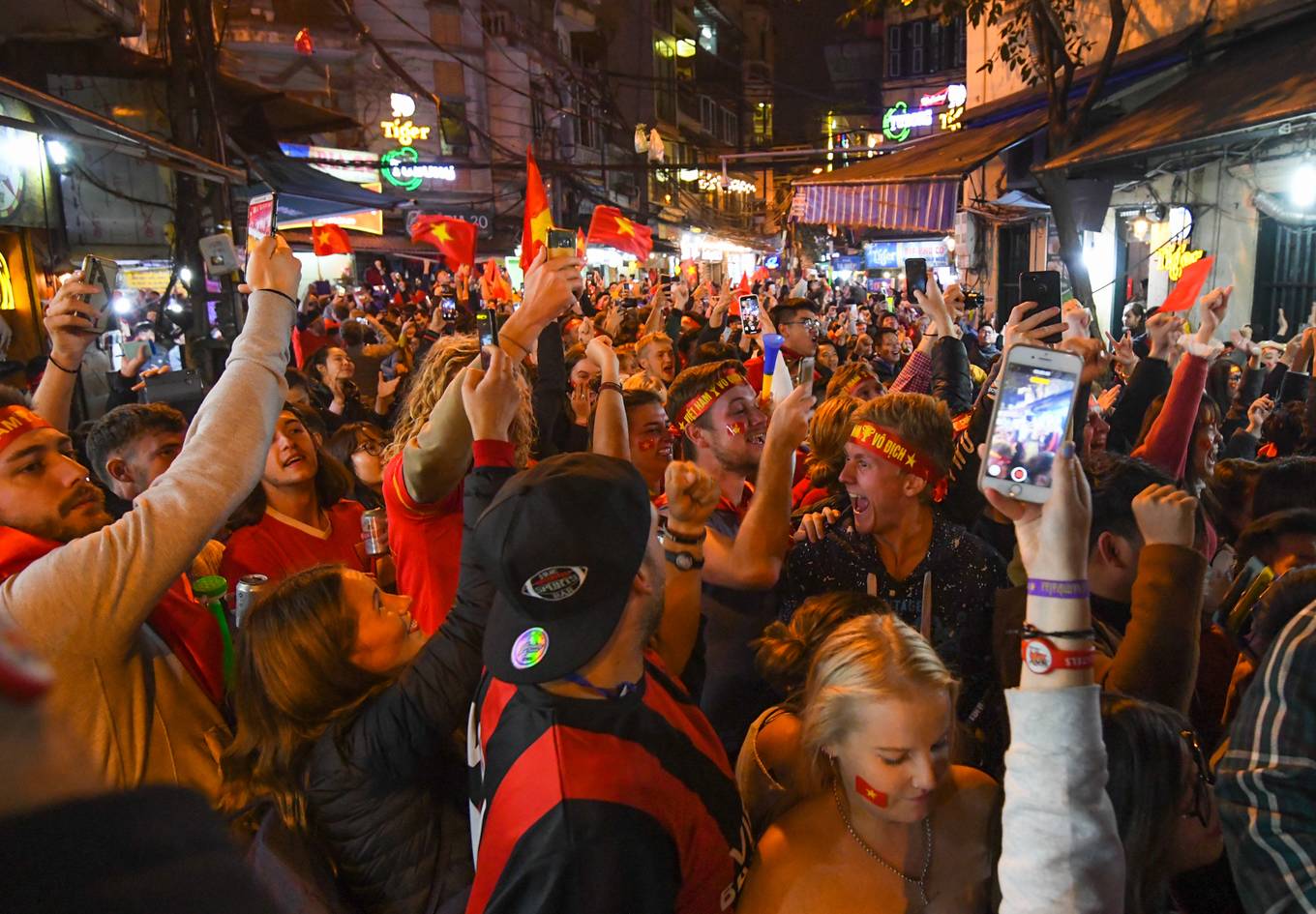 Khoảnh khắc "biển" người ở Tạ Hiện vỡ òa khi tiếng còi kết thúc trận đấu cất lên.