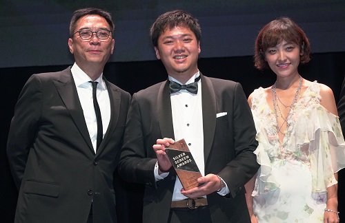 Đạo diễn Yeo Siew Hua (giữa) nhận giải.