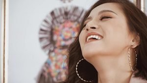 Thu Quỳnh đăng ảnh cười và viết status thâm thúy