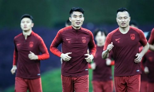 Trịnh Trí (giữa), 38 tuổi, nhưng vẫn là đội trưởng của tuyển Trung Quốc. Ảnh: Sina.