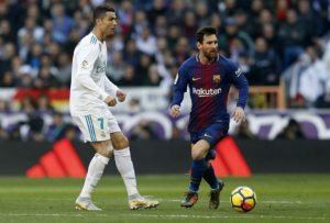 Hồi còn chơi bóng ở Tây Ban Nha, Ronaldo nhiều lần chạm trán Messi ở các trận "Siêu kinh điển" bóng đá Tây Ban Nha giữa Real và Barca