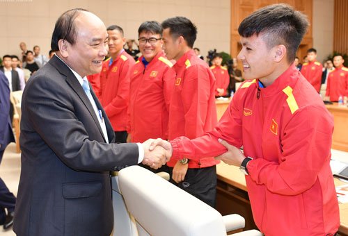 Thủ tướng bắt tay cầu thủ Nguyễn Quang Hải. Ảnh: VGP