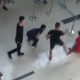 Một nhóm thanh niên đạp ngã nữ nhân viên hàng không ở sân bay Thọ Xuân. Ảnh cắt từ Video.
