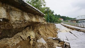 Vết sạt lở kéo dài gần 200 m trước khi được xử lý. Ảnh: Lê Hoàng.