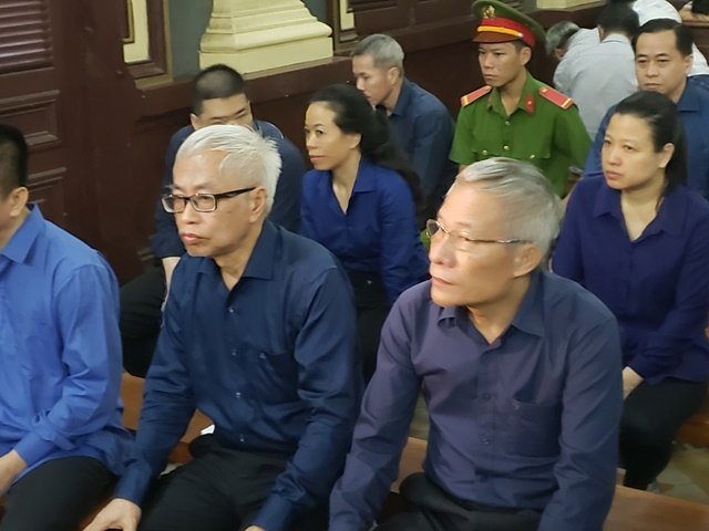 Bị cáo Trần Phương Bình (thứ hai thừ phải qua) nói lời xin lỗi các bị cáo nguyên là cán bộ, nhân viên DAB.