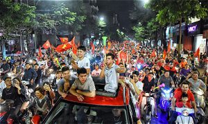 Cổ đông viên ăn mừng khi đội Việt Nam thắng Philippines hôm 2/12. Ảnh: Giang Huy