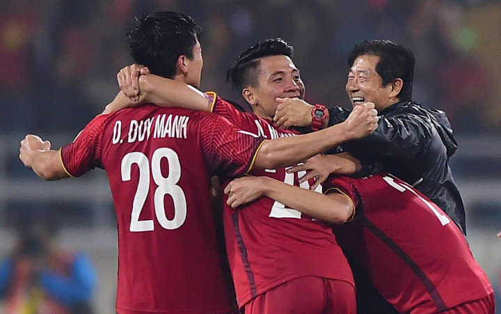 Ông Bae chung vui cùng các cầu thủ sau khi vô địch AFF Cup 2018. Ảnh: Giang Huy.