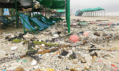 Trận mưa lũ vừa qua khiến bãi biển Đà Nẵng ngập rác. Ảnh: Tiến Đạt.