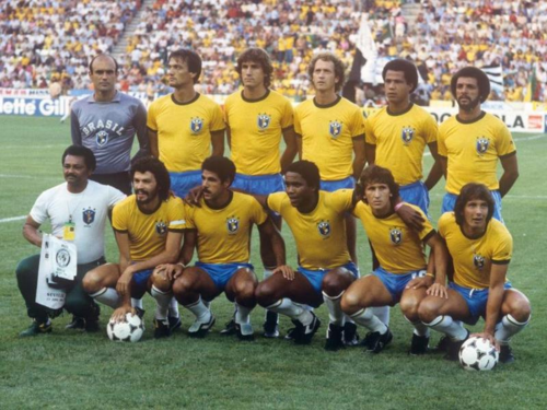 Zico (hàng dưới, thứ hai từ phải sang) trong đội hình Brazil tham dự World Cup 1982 gồm nhiều hảo thủ như Socrates, Falcao, Serginho và Eder. Ảnh: FIFA.