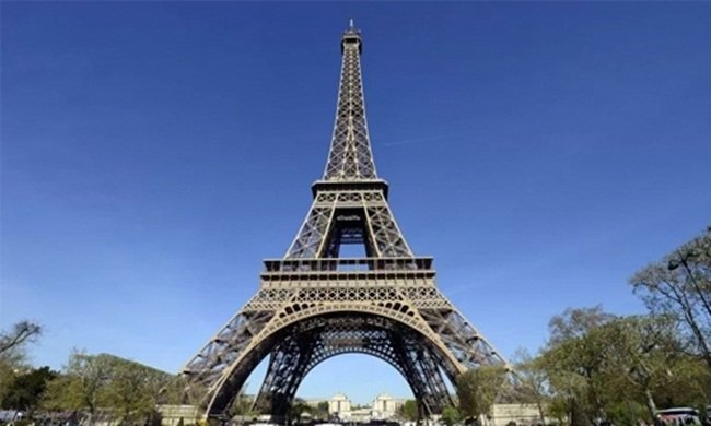 Tháp Eiffel là công trình được nhiều du khách tới tham quan khi đến Paris (Pháp).