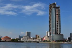 Tòa tháp bỏ hoang bị rao bán siết nợ