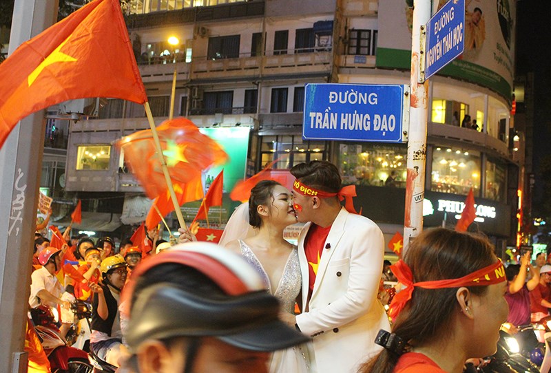 Họ hôn nhau giữa trung tâm quận 1.