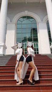 Hình ảnh nữ sinh mặc áo dài, quần đùi tạo dáng phản cảm. Ảnh: Facebook