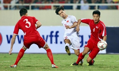Cả Việt Nam (áo trắng) lẫn Triều Tiên đều chơi cố gắng suốt 90 phút tại Mỹ Đình. Ảnh: Lâm Thỏa.