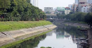 Với mức độ ô nhiễm nặng nề như hiện nay, liệu tham vọng biến sông Tô Lịch thành sông Thames có thành hiện thực? Ảnh: Lê Hiếu
