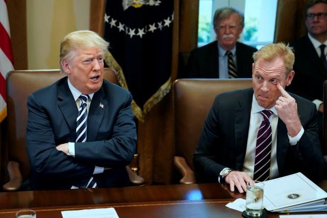 Tổng thống Donald Trump và người sẽ tạm thời lãnh đạo Lầu Năm Góc trong thời gian tới Patrick Shanagan. Ảnh: Reuters.