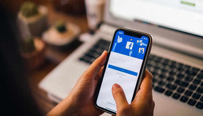 Bài báo của New York Times tiết lộ Facebook cho hàng loạt đối tác quyền truy cập dữ liệu của người dùng. Ảnh: CNBC.
