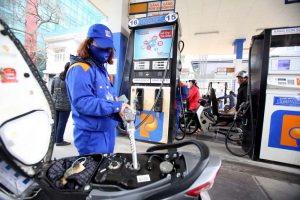 Petrolimex dự kiến bị giảm nguồn thu khoảng 90 tỷ đồng vì thuế bảo vệ môi trường với xăng dầu tăng kịch khung (Ảnh minh họa)